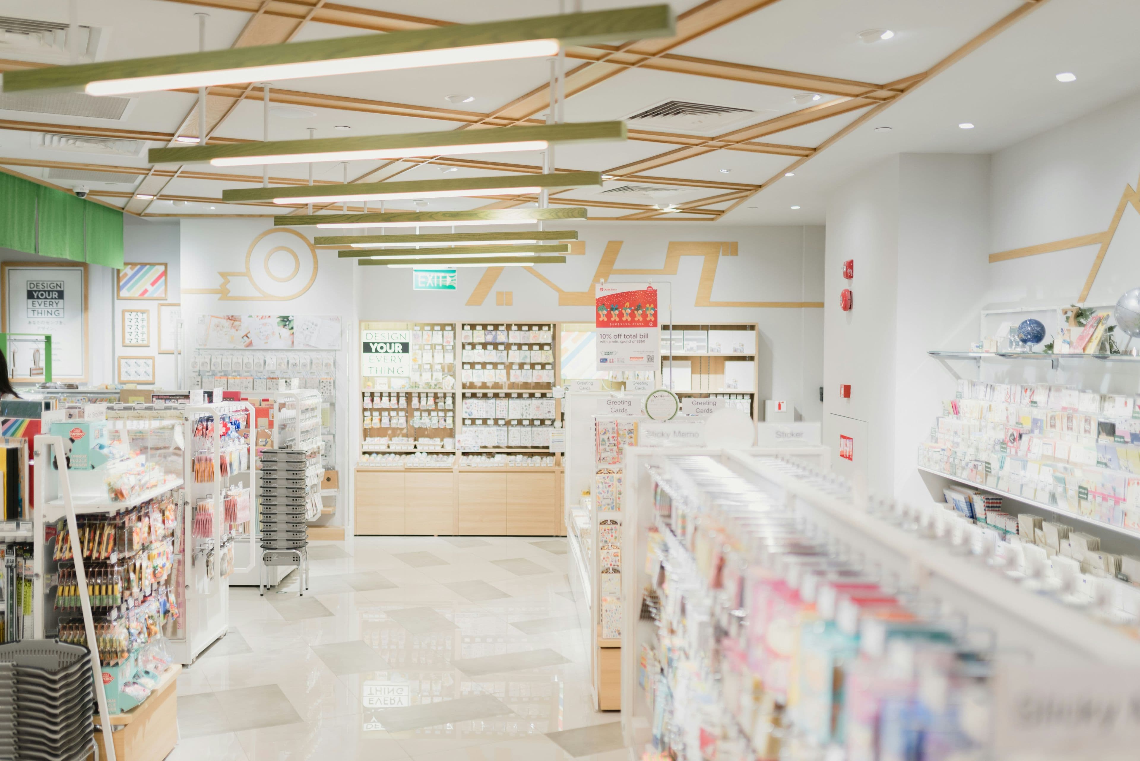 Pasillos y anaqueles con productos en el interior de una farmacia
