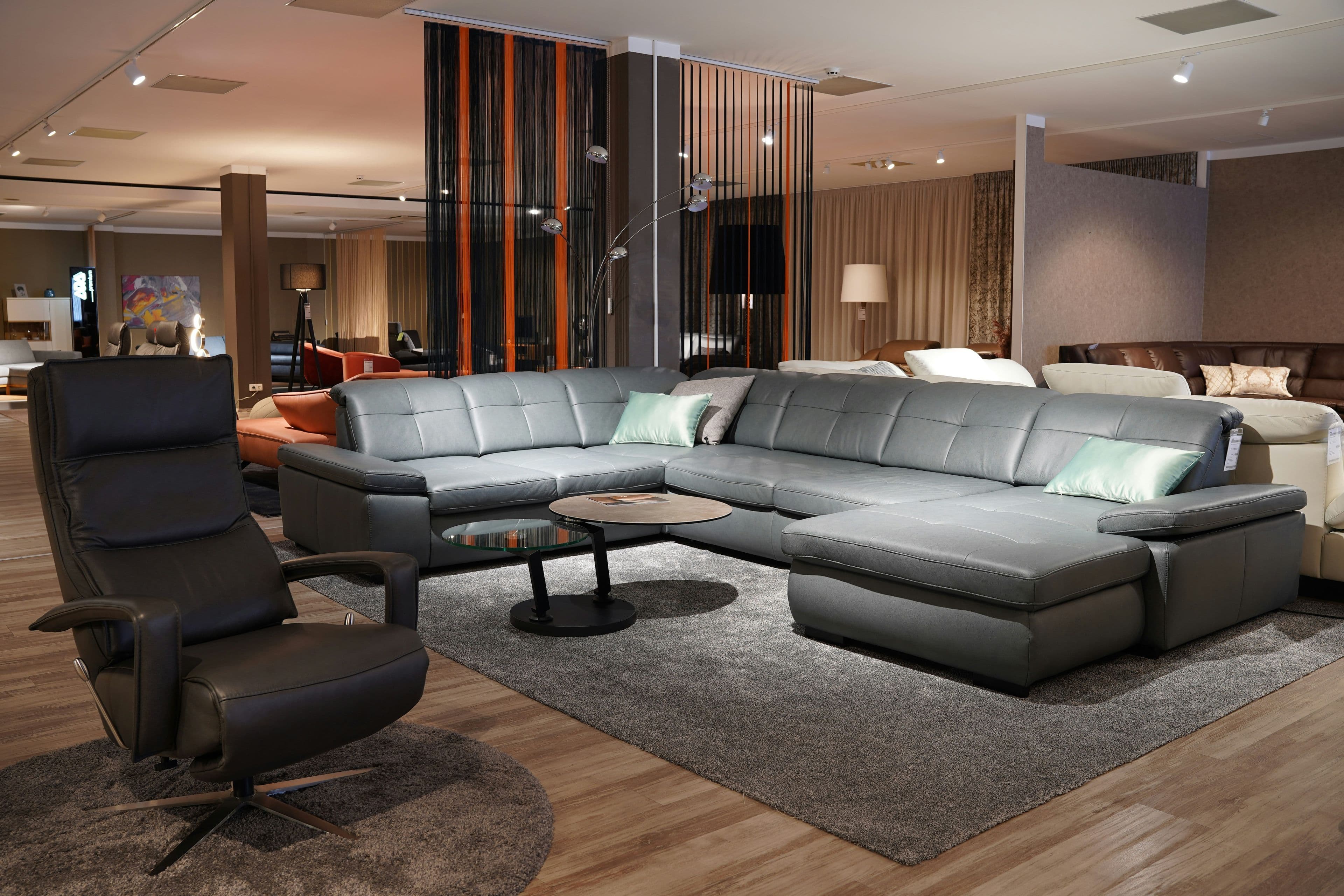 Sala de piel y sillón reclinable en exhibición en el showroom de una mueblería